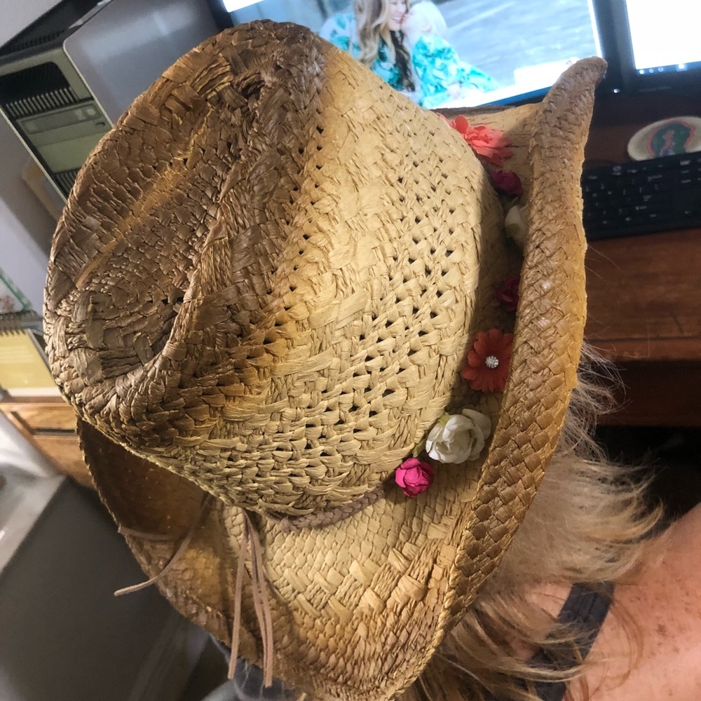 Straw Cowgirl hat with Flower band.